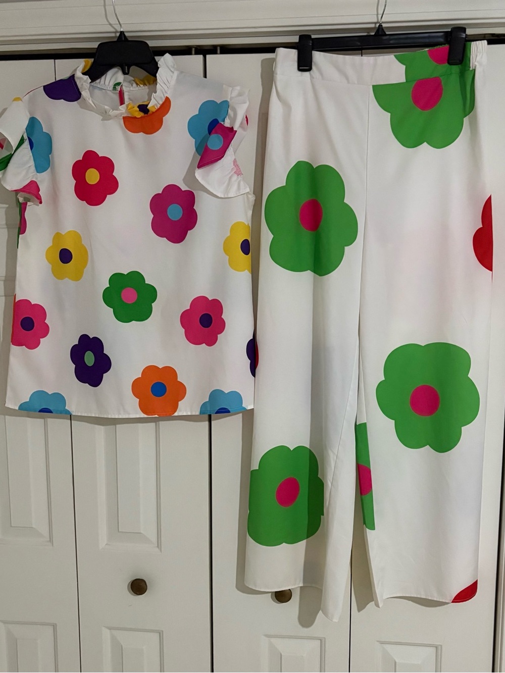 Women’s Yacht Rock Costume. White Floral Print with Multicolor Blooms XL